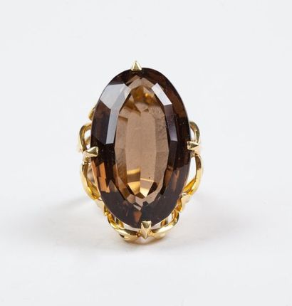 IMPORTANTE BAGUE en or jaune 18k (750/°°),...