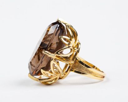 IMPORTANTE BAGUE en or jaune 18k (750/°°),...