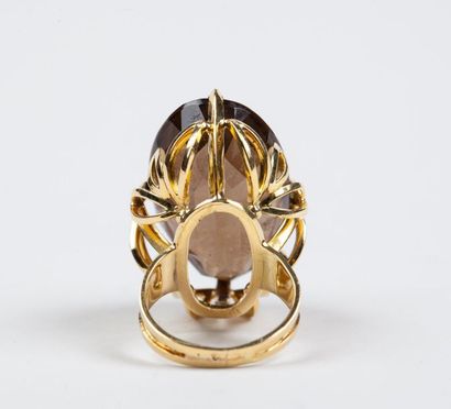 IMPORTANTE BAGUE en or jaune 18k (750/°°),...