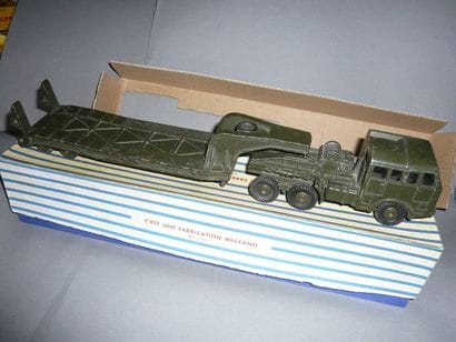 DINKY TOYS n°890 Berliet porte-char 

En...