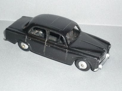 QUIRALU. Peugeot 403 noire 

En l'état.