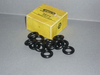 DINKY TOYS. Boîte de 12 pneus. 

En l'état,...
