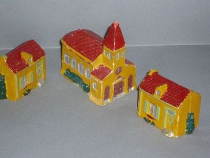 VIBRO. Trois maisons en plâtre et farine...