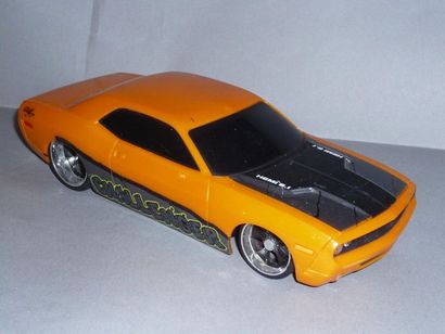 MAISTO. DODGE Challenger. 1/18ème (à pil...