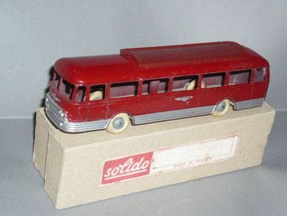 SOLIDO Car chausson bordeaux 

En l'état....