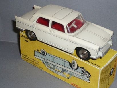 DINKY TOYS n°553 Peugeot 404 blanche 

Boîte...