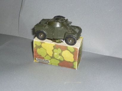 DINKY TOYS n°841 AML Panhard 

En l'état....
