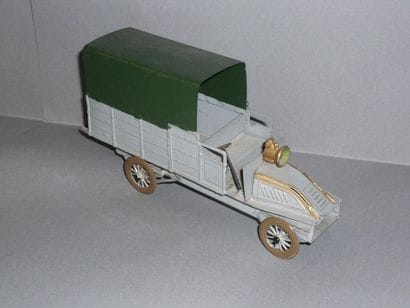 Camion de tôle peinte. Transport de troupes...