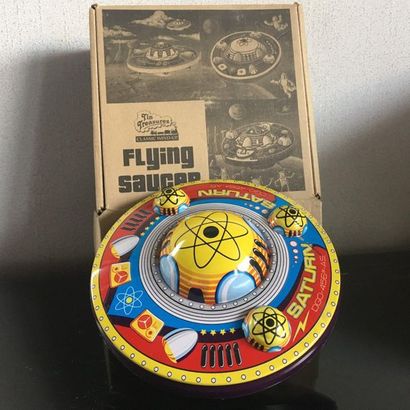 Flying saucer Saturn, avec sa boîte. Tin...