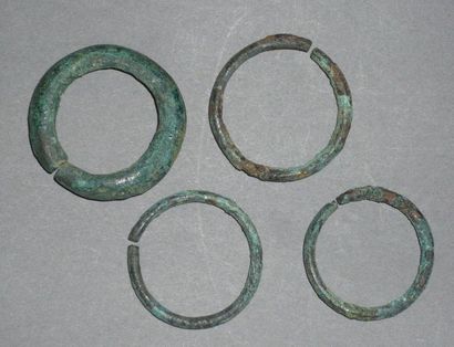 Set of four bronze rings with green patina.

Roman...
