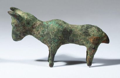 Humpback bull in bronze with a green patina....