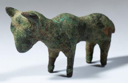 Humpback bull in bronze with a green patina....