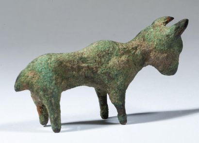 Humpback bull in bronze with a green patina....