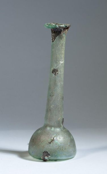 Pearly blue iridescent glass balsamaire....