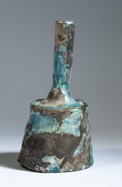 Bell vase in iridescent glass.

Beginning...