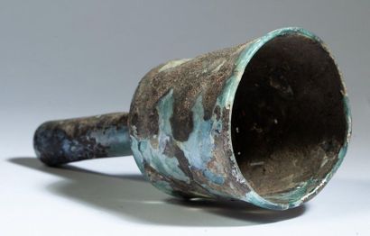 Bell vase in iridescent glass.

Beginning...