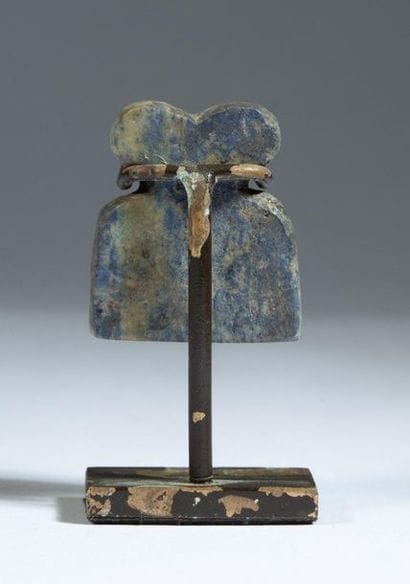 A lapis lazuli idol with oriental eyes.

Undetermined...