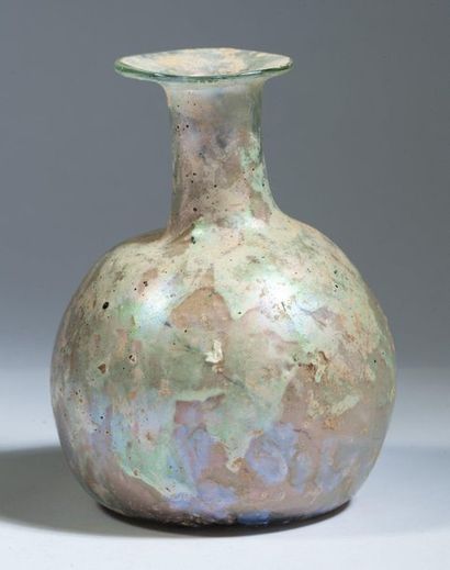 Roman style glass ball vase.

H: 10cm