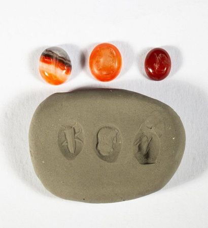 LOT of 3 engraved intaglios in agate or carnelian,...