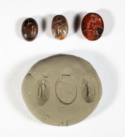 LOT of 3 engraved intaglios in agate or carnelian,...