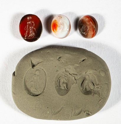 LOT of 3 engraved intaglios in agate or carnelian,...