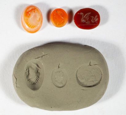 LOT of 3 intaglios engraved in carnelian,...