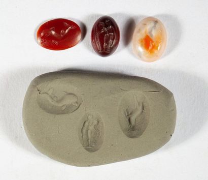 LOT of 3 engraved intaglios in agate or carnelian,...