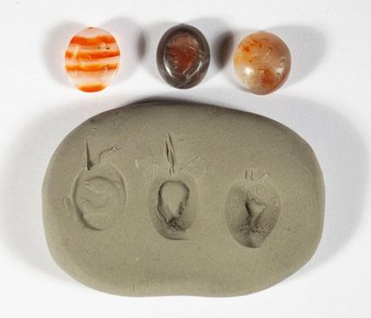 LOT of 3 engraved intaglios in agate depicting...
