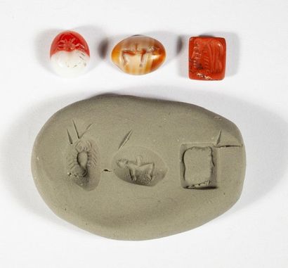 LOT of 3 intaglios engraved in agate and...