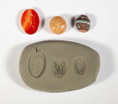 LOT of 3 engraved intaglios in agate or carnelian,...