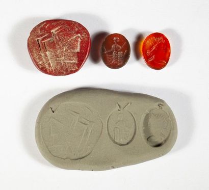 LOT of 3 intaglios engraved in carnelian,...