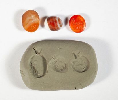 LOT of 3 engraved intaglios in agate or carnelian,...