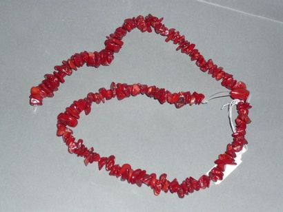 Necklace made of coral splinters. 

L: 4...
