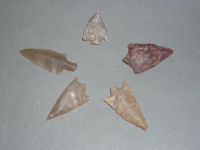 Lot: Five Neolithic flint stalked arrowheads.

L:...