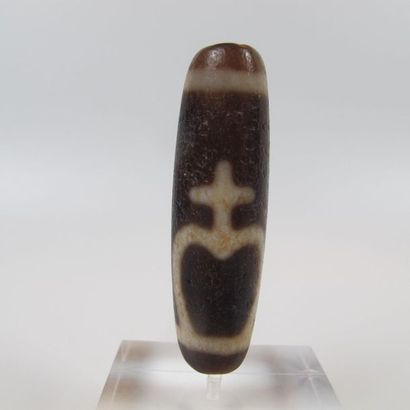 Rare Dzi pearl with sacred vases, protective...