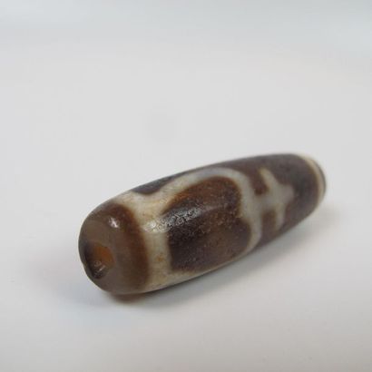 Rare Dzi pearl with sacred vases, protective...