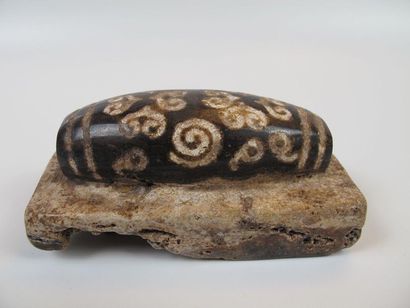 Altar of Dzi. Agate. Light motifs on a dark...