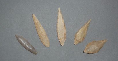 Lot: Five miniature almond-shaped arrowheads...