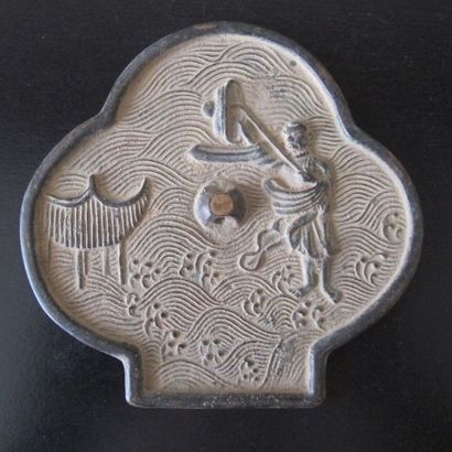 Trifoliated mirror decorated with a character...