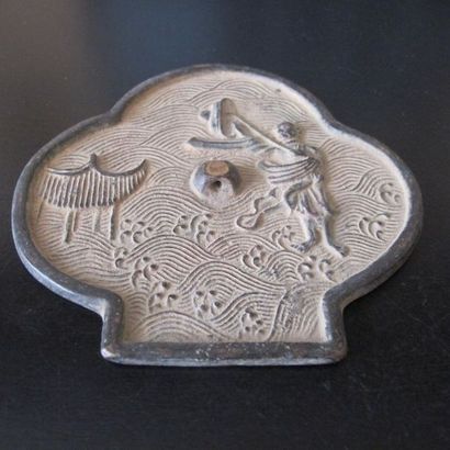 Trifoliated mirror decorated with a character...