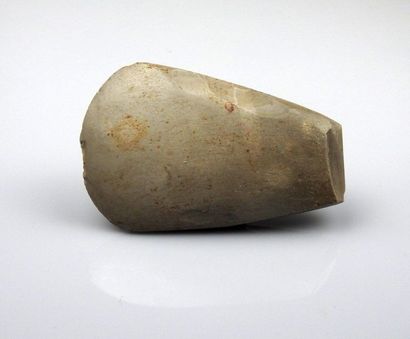 Intermediate size polished axe

Silex grey...
