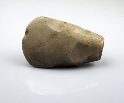 Intermediate size polished axe

Silex grey...