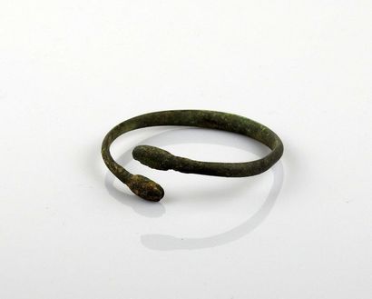 Large bracelet ending with snake heads

Bronze...