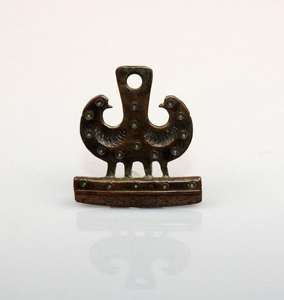 Razor in the shape of a double bird

Bronze...