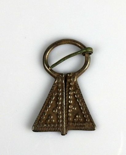Omega-type fibula with geometric pattern

Bronze...