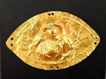 Superb plate in repoussé with a portrait...
