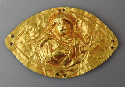 Superb plate in repoussé with a portrait...