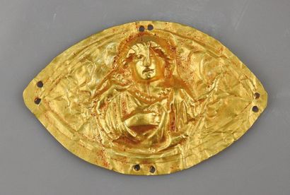Superb plate in repoussé with a portrait...