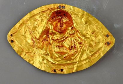 Superb plate in repoussé with a portrait...