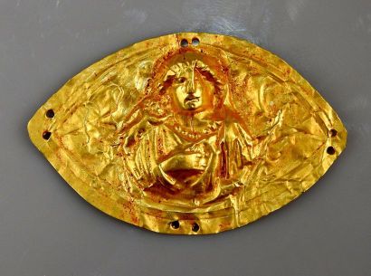 Superb plate in repoussé with a portrait...